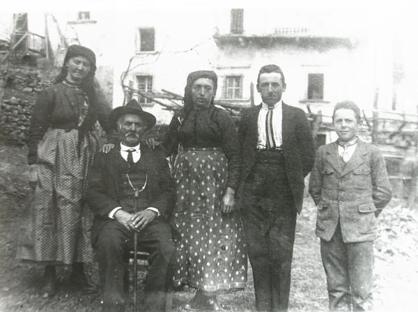 Ritratto di famiglia in abiti tradizionali